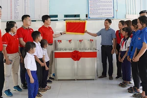 Trao hệ thống lọc nước uống, quà cho học sinh vùng sâu tại Quảng Nam