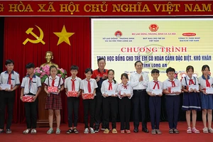 Dai-ichi Life Việt Nam: trao 200 triệu đồng học bổng cho học sinh nghèo Long An