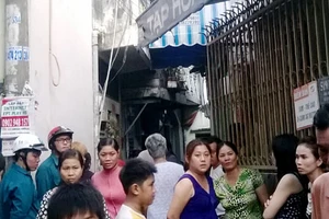 Nhà dân bốc cháy, khu phố hoảng loạn 