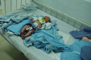 Một trẻ sơ sinh bị bỏ rơi bên miếu hoang 