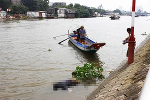 Phát hiện xác thanh niên trôi trên sông Sài Gòn