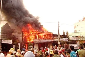 Nhà chủ tịch huyện bị cháy 