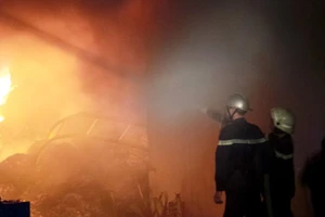 Kho vải bốc cháy, hàng trăm người tháo chạy