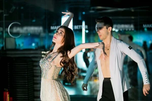 Diễm My 9X xúng xính thử váy ngay trên sàn tập nhảy