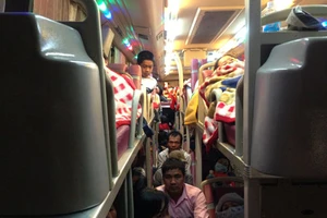 Xe giường nằm nhét chặt khách dưới lối đi