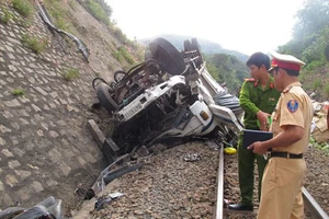 Chùm ảnh xe tải rơi xuống vực