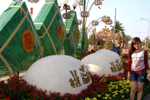 Du khách lưu luyến khi dạo đường hoa Bạch Đằng