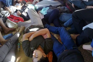 Tàu hỏa “nhét” khách như nêm