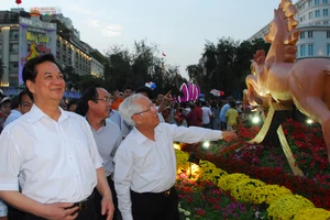 Thủ tướng Nguyễn Tấn Dũng thăm đường hoa Nguyễn Huệ