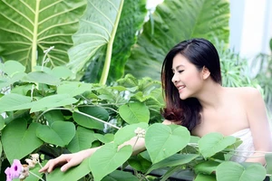 Vân Trang e ấp khoe lưng trần quyến rũ