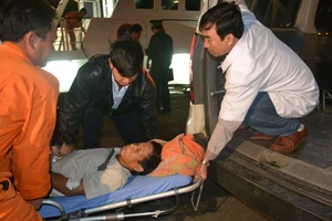 Đưa ngư dân bị nạn ở Hoàng Sa vào bờ cấp cứu