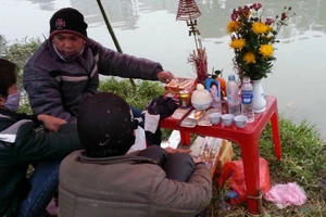 Nghi vấn người đàn ông bị vứt xác xuống sông