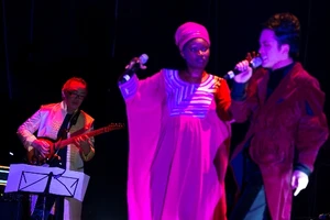 Tùng Dương “đổ tiền” mang “Độc đạo” sang Pháp