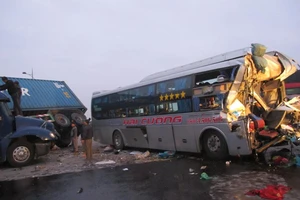 Hàng chục người la hét trên xe khách trong đêm