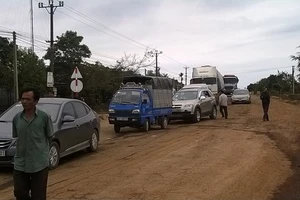 Xe chở gỗ sụp hố, Quốc lộ 14 ách tắc hơn 4 giờ