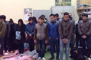 Con bạc trèo mái nhà bỏ trốn trong đêm