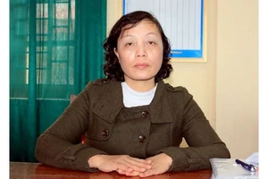 Phó hiệu trưởng cắt nát 1,8 triệu đồng giữa cuộc họp