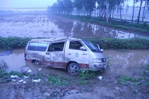 Xe đón dâu bị đâm lăn xuống ruộng, 2 người chết