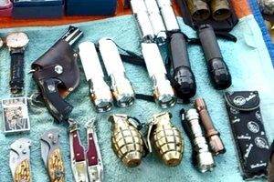 Hơn nửa triệu một quả lựu đạn ở vỉa hè Sài Gòn