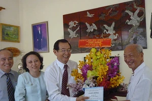 Mong các thầy thuốc tiếp tục chăm lo tốt sức khỏe nhân dân 