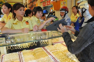 Vàng thế giới lẫn trong nước đột ngột tăng mạnh