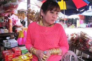 Người phụ nữ đeo hàng chục cây vàng xuất hiện nơi đông người