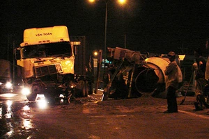 Container va chạm xe bồn cả hai tài xế cấp cứu
