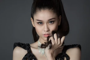 Trương Quỳnh Anh mặc gợi cảm trong MV mới