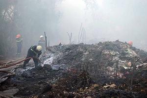 Lửa thiêu rụi bãi phế liệu