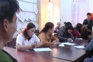 Bắt 10 quý bà sát phạt nhau