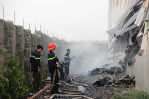 Nổ lớn, kho giấy 1.000 tấn cháy thành tro