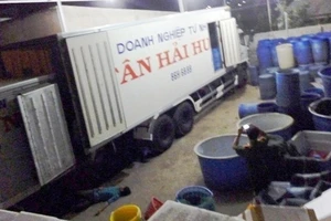 Trèo lên xe đông lạnh mở máy, lùi xe chết 2 công nhân