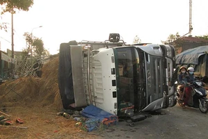 Người dân giúp tài xế nhặt 14 tấn dưa