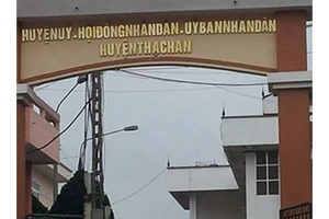 Cao Bằng: Cổng UBND huyện viết sai chính tả