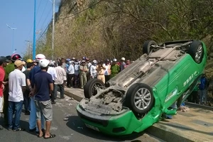 Taxi đua tốc độ đi bắt khách tông vào xe máy, 2 người chết