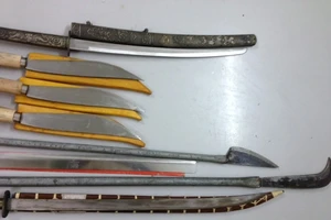 Chủ hiệu cầm đồ mua kho đao kiếm để… phòng thân