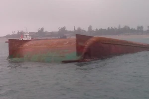 Lật sà lan chở đá, 2 người thoát chết, 1 người mất tích