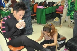 Những bữa ăn dã chiến của sao Việt sau hậu trường