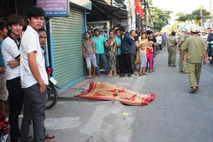 Ùn tắc kéo dài vì nam thanh niên chết bất thường bên đường