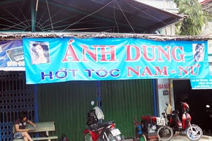 Đôi nam nữ lõa thể trong vũng máu ở phòng trọ