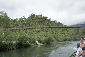 Cầu treo hơn 4 tỉ đồng nghiêng, rơi ván