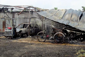 Hàng trăm xe bị thiêu rụi tại bãi giữ xe