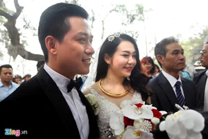 Tuấn Hưng dùng xe biển lạ đi rước dâu