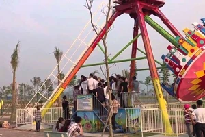 Đu quay rơi xuống đất, 6 học sinh nhập viện