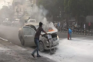 Ôtô lại bốc cháy trên đường