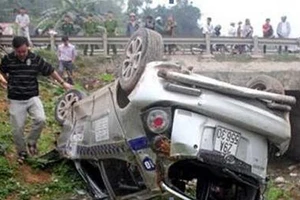 Ly kỳ vụ 3 tên cướp đẩy lái xe taxi xuống vực