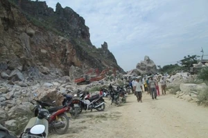 Chủ xí nghiệp bị đá đè chết