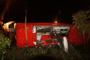 Lật xe trên đường cao tốc Đà Lạt, 13 người nhập viện