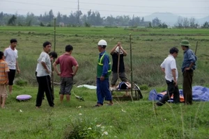 Lấy điện lưới đánh cá, 1 công nhân bị điện giật chết