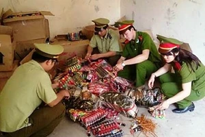 Bắt gần 2 tấn bánh kẹo Trung Quốc dạng đồ chơi nhập lậu